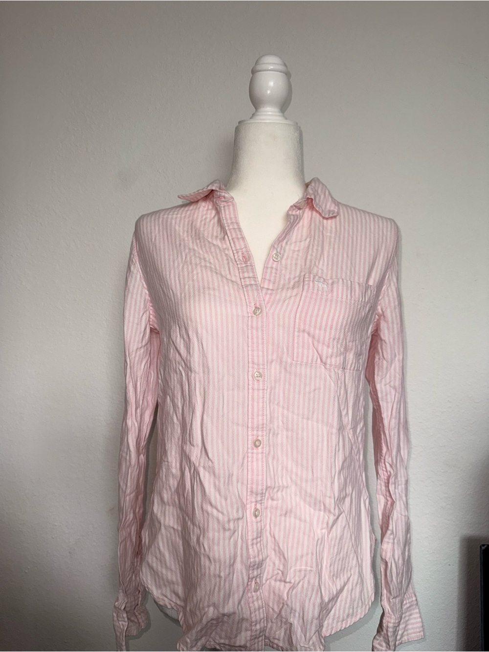 125. Abercrombie & Fitch white/pink striped button-up shirt size small